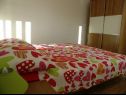 Appartamenti Ljubi - 20 m from beach: A1(4+1), A2 Crveni(2+2), A3 Zeleni(2+2) Vinisce - Riviera Trogir  - Appartamento - A2 Crveni(2+2): la camera da letto