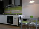 Appartamenti Ljubi - 20 m from beach: A1(4+1), A2 Crveni(2+2), A3 Zeleni(2+2) Vinisce - Riviera Trogir  - Appartamento - A3 Zeleni(2+2): la cucina con la sala da pranzo
