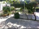 Appartamenti Mare - with parking : A1(4+1) Vinisce - Riviera Trogir  - il cortile