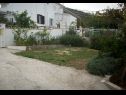 Appartamenti Slaven - 50 m from beach: A1(4+2), A2(2+1), A3(4+1) Vinisce - Riviera Trogir  - il giardino