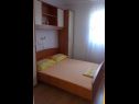 Appartamenti Slaven - 50 m from beach: A1(4+2), A2(2+1), A3(4+1) Vinisce - Riviera Trogir  - Appartamento - A1(4+2): la camera da letto