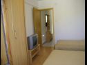 Appartamenti Fran - 30 m from sea : A1-veliki(5), A2-mali(3) Vinisce - Riviera Trogir  - Appartamento - A2-mali(3): la camera da letto