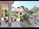 Appartamenti Josi - 150 m from sea: A1(4+1), A2(4+1), A4(4+1) Vinisce - Riviera Trogir  - il cortile