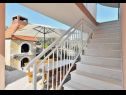 Appartamenti Josi - 150 m from sea: A1(4+1), A2(4+1), A4(4+1) Vinisce - Riviera Trogir  - la scalinata