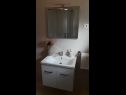 Appartamenti Mare - with parking : A1(4+1) Vinisce - Riviera Trogir  - Appartamento - A1(4+1): il bagno con la toilette