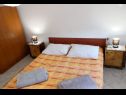 Appartamenti Ivan  - 15 m from beach: A1(7), SA2(2), A3(2+1) Vinisce - Riviera Trogir  - Appartamento - A1(7): la camera da letto