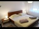 Appartamenti Ivan  - 15 m from beach: A1(7), SA2(2), A3(2+1) Vinisce - Riviera Trogir  - Appartamento - A1(7): la camera da letto