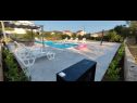 Appartamenti Marino - with parking : A1(4+2), A2(4+2) Vinisce - Riviera Trogir  - la piscina