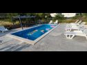 Appartamenti Marino - with parking : A1(4+2), A2(4+2) Vinisce - Riviera Trogir  - la piscina