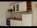 Appartamenti Ružica - 50m from the sea A1-Ruža(4), A2-Magnolija(3), A3-Orhideja(4) Lukoran - Isola di Ugljan  - Appartamento - A1-Ruža(4): la cucina con la sala da pranzo