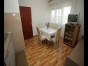 Appartamenti Rada - 150 m from the sea: A1(6), A3(4), A4(5) Muline - Isola di Ugljan  - Appartamento - A3(4): la cucina con la sala da pranzo