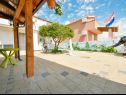 Appartamenti Mimi - free parking and barbecue: A1(2+2), A2(2+2) Nin - Riviera Zadar  - il cortile