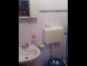 Appartamenti Vjeko - 200 m from sea: 1 - A1(2+2), 2 - B1(2+2) Nin - Riviera Zadar  - Appartamento - 1 - A1(2+2): il bagno con la toilette
