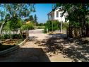 Appartamenti Mediteran - private parking: A1(2+1) Privlaka - Riviera Zadar  - il cortile