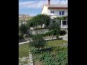 Appartamenti JoPek - sea view; SA1(2+1) Rtina - Riviera Zadar  - il giardino