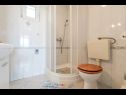 Appartamenti Edi - amazing location by the sea: A1(4), A2(4), A3(4), A4(4) Rtina - Riviera Zadar  - Appartamento - A2(4): il bagno con la toilette