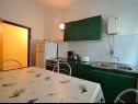 Appartamenti Velebit - 130m to the beach: A1(5+1), A2(7) Starigrad-Paklenica - Riviera Zadar  - Appartamento - A2(7): la cucina con la sala da pranzo