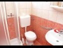 Appartamenti Vinko - big terrace and grill A5(2+1), SA6(2)Crveni, SA7(2)Plavi Vir - Riviera Zadar  - Studio appartamento - SA6(2)Crveni: il bagno con la toilette