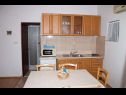 Appartamenti Nenad - with pool; A1(4+1), A2(4+1), SA3(3), SA4(3), A5(2+2) Vrsi - Riviera Zadar  - Appartamento - A5(2+2): la cucina con la sala da pranzo