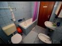 Appartamenti Ankica - 150 m from beach: A1(2+2), A2(5), A3(4+1), A4(2+2) Zadar - Riviera Zadar  - Appartamento - A3(4+1): il bagno con la toilette