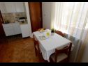 Appartamenti Ankica - 150 m from beach: A1(2+2), A2(5), A3(4+1), A4(2+2) Zadar - Riviera Zadar  - Appartamento - A4(2+2): la cucina con la sala da pranzo