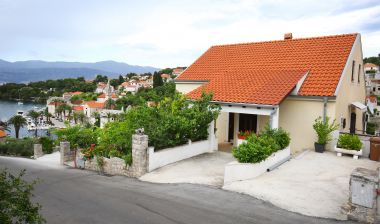 Appartamenti Neda - perfect location & free parking: A1(6), A2(4+1), A3(4+1) Splitska - Isola di Brac 