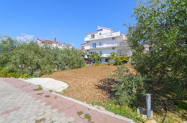 Appartamenti Ljuba - nice garden: A2(4+1) Plavi, A4(8+1), A1(2+2) Okrug Gornji - Isola di Ciovo 