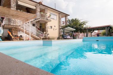  Nada - with private pool: SA1(2), SA2(2), A3(4) Fazana - Istria 