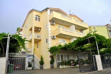 Appartamenti Ivi - big parking and courtyard SA2(3), SA3(2+1), SA4(2+1), SA5(2+1), SA6(2+1) Makarska - Riviera Makarska 