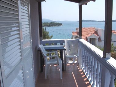 Appartamenti Lapa - 40 m from beach: A1 Nada (2+1), A2 Lucija (2+2) Jezera - Isola di Murter 