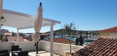 Appartamenti Edita- terrace with sea view and sunchaires Leut 2 (7) Jezera - Isola di Murter 