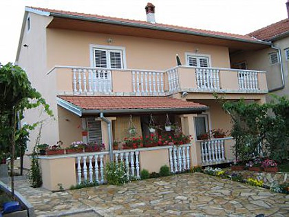Appartamenti Bor - 20 meters from beach: SA3(2+1), A1(4+1), A2(4+1) Kraj - Isola di Pasman 