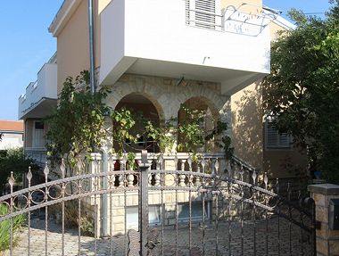 Appartamenti Anna - great location & family friendly: A1(4), A3(4) Pirovac - Riviera Sibenik 