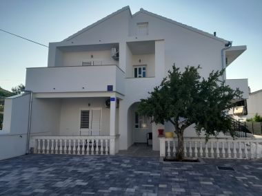 Appartamenti Kati - 150 m from beach: A2(4), A4(2), SA3(2), SA5(2), SA6(2) Vodice - Riviera Sibenik 