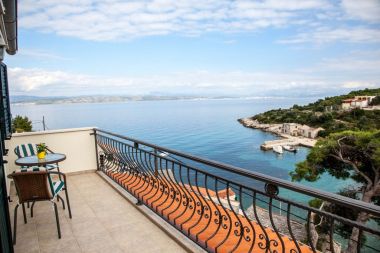 Appartamenti More - view on the sea; A1(4+2) Baia Donja Krusica (Donje selo) - Isola di Solta  - Croazia