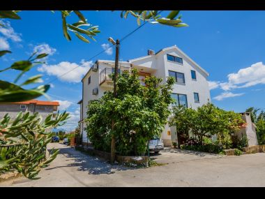 Appartamenti Milica - parking and garden: A1(6), SA2 gornji(2), SA3 donji(2), A4(2+1) Kastel Luksic - Riviera Split 