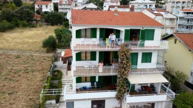 Appartamenti Ante - 60m from the sea: A1(2+3), A2(2+2), A4(6+2) Seget Donji - Riviera Trogir 
