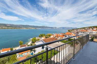 Appartamenti Petar - great location close to the sea: A1 Donji (4+2), A2 Gornji (4+2) Trogir - Riviera Trogir 