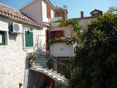 Appartamenti e camere Jare - in old town R1 zelena(2), A2 gornji (2+2) Trogir - Riviera Trogir 