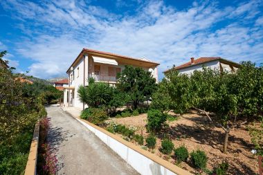 Appartamenti e camere Ivo - with garden: A1(2+2), R1(2+1), R2(2) Trogir - Riviera Trogir 