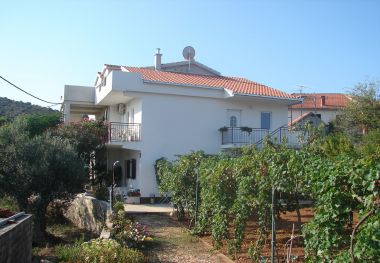 Appartamenti Slaven - 50 m from beach: A1(4+2), A2(2+1), A3(4+1) Vinisce - Riviera Trogir 