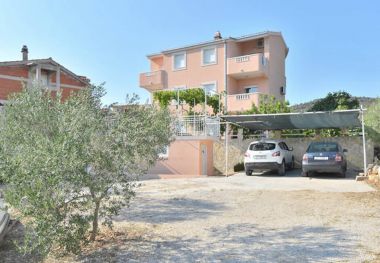 Appartamenti Josi - 150 m from sea: A1(4+1), A2(4+1), A4(4+1) Vinisce - Riviera Trogir 