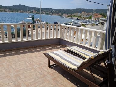 Appartamenti Josip - 5 m from beach: A1(6) Vinisce - Riviera Trogir 