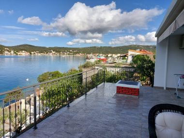 Appartamenti Ivica - sea view : A1(6) Vinisce - Riviera Trogir 