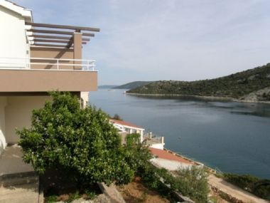 Appartamenti Ljubi - 20 m from beach: A1(4+1), A2 Crveni(2+2), A3 Zeleni(2+2) Vinisce - Riviera Trogir 
