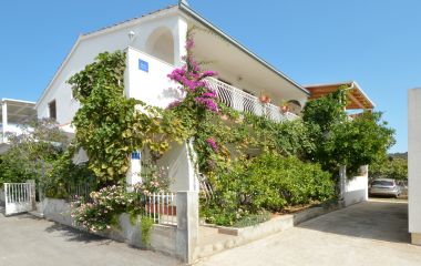 Appartamenti Paž - 28m from the beach: A1(4+2), A2(2+1), A3(4+1) Vinisce - Riviera Trogir 