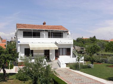 Appartamenti Kuce - 150m from the beach with parking: SA1(2), SA2(2), A3(4+1) Susica - Isola di Ugljan 