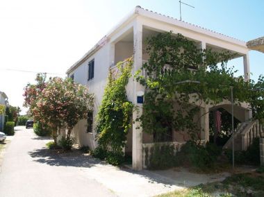 Appartamenti Vjeko - 200 m from sea: 1 - A1(2+2), 2 - B1(2+2) Nin - Riviera Zadar 