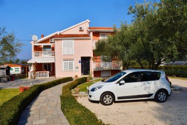 Appartamenti Darko - 30 m from beach : A2(3+1), A4(3), SA5(3) Sukosan - Riviera Zadar 