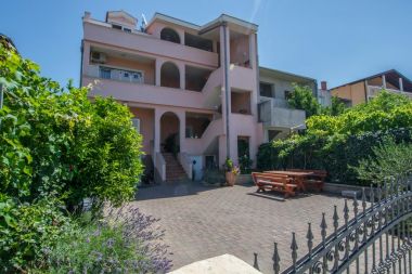 Appartamenti Marinka - with backyard; A1(4), A2(4) Zadar - Riviera Zadar 